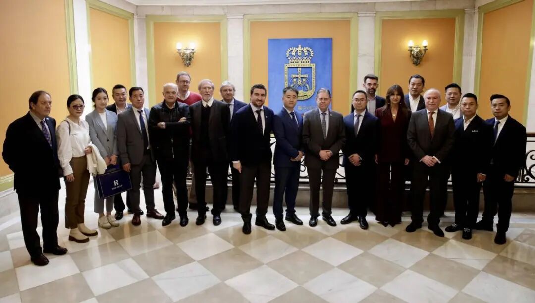 Los miembros de la Asociación de Chinos en España, junto al alcalde, Alfredo Canteli; la concejala de Economía, Leticia González, y otros representantes económicos asturianos.